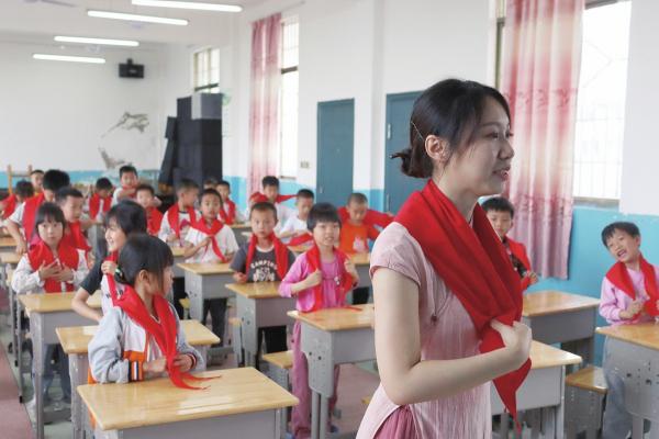思考资本 [弘扬教育家精神·乡村教师日志]曹珊: 把思政课搬进田野, 在泥土里“种星星”