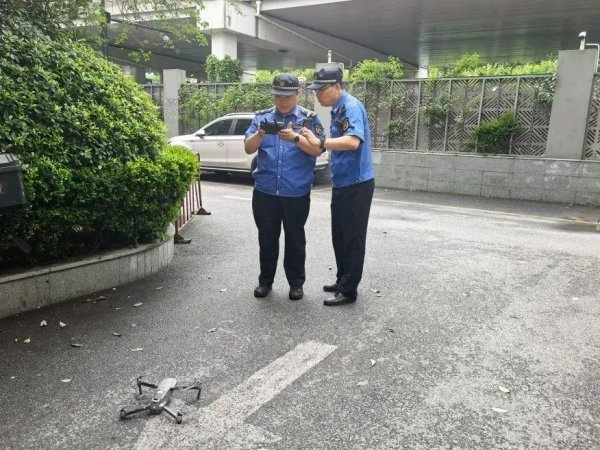 米牛配资 家中渗水，一查楼顶是违建？无人机高空巡查锁定隐患→