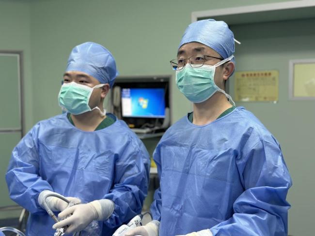男子腹痛忍八天确诊阑尾穿孔